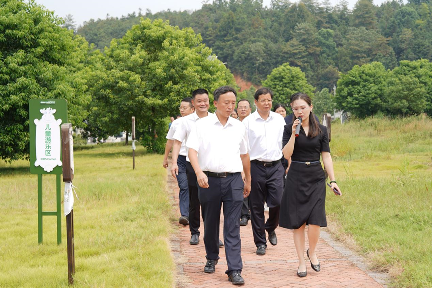 寧鄉(xiāng)市市委副書(shū)記、市長(zhǎng)黃滔一行蒞臨皇氏集團(tuán)湖南優(yōu)氏歐冠牧場(chǎng)調(diào)研